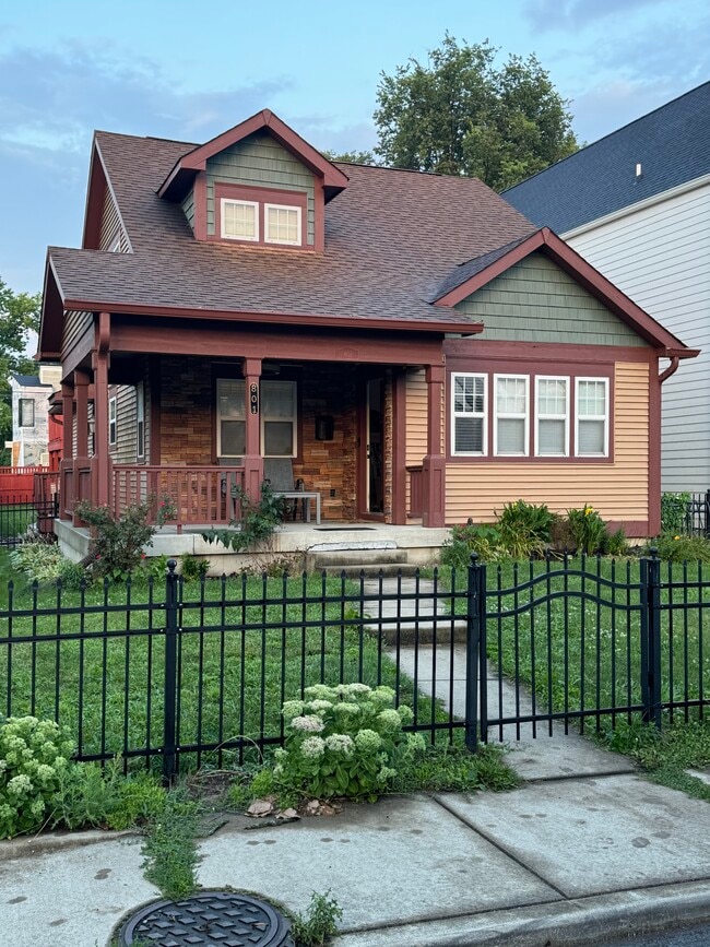 Building Photo - 801 E 20th St