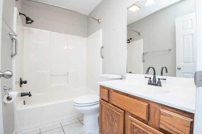 Building Photo - Knoxville 37922 - 3 bedroom, 2 bath with fenced-in yard - Call Susan Niedergeses (865) 300-4722