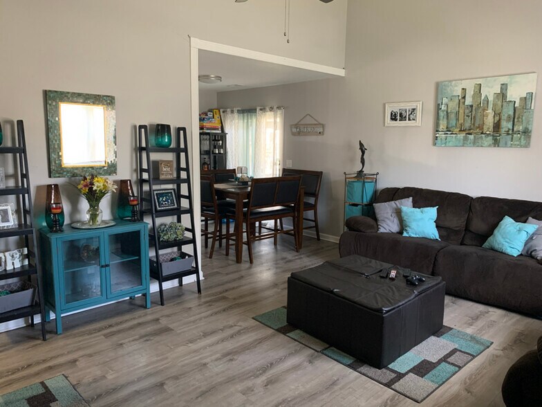 Building Photo - 550 Roosevelt Ave