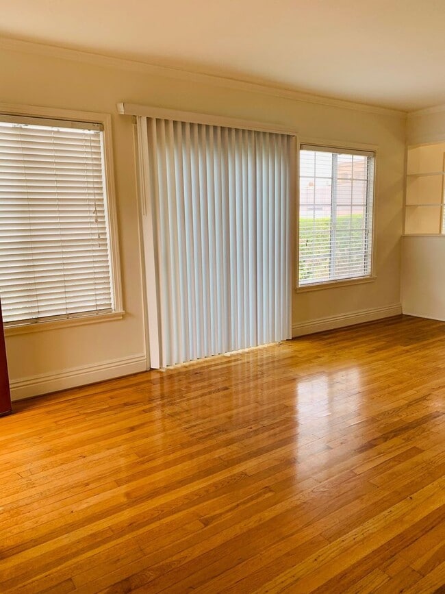 Interior Photo - 1418 S Genesee Ave
