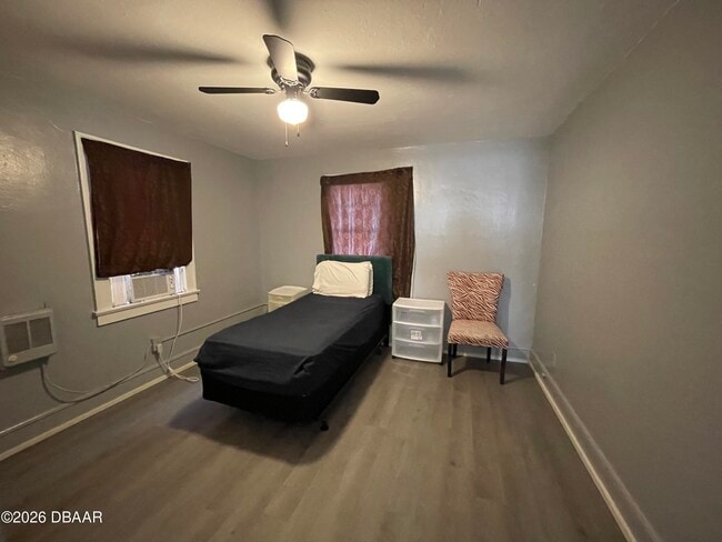 Building Photo - 411 N Oleander Ave