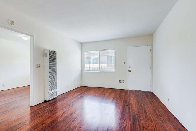 Building Photo - Fully Renovated Gem!