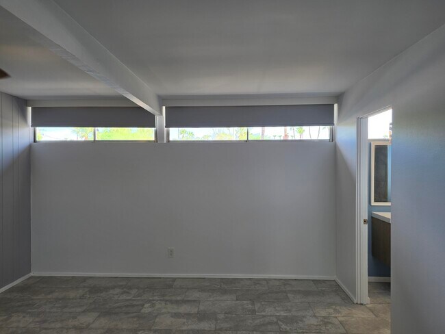 Building Photo - 735 E Louise Dr