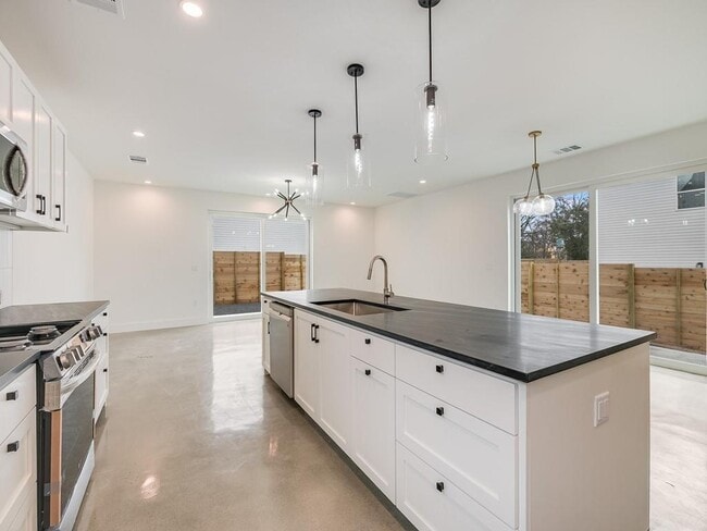 Building Photo - 7006 Bennett Ave