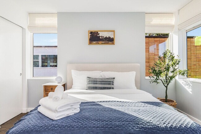 Building Photo - 1002 Boylston Ave E