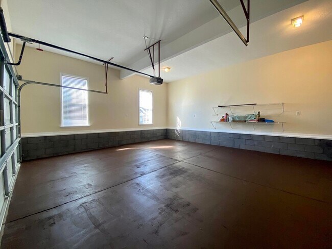 Building Photo - 4858 Somerset Dr