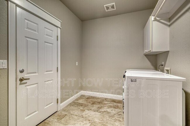 Building Photo - 1646 N Chaucer Way