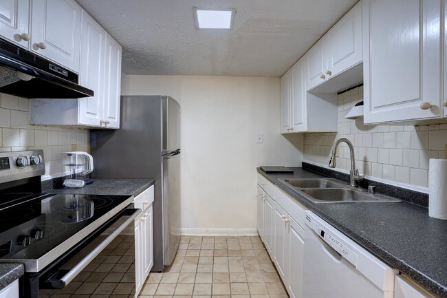 Building Photo - 3BD/1.5BA, Cozy Townhome in Silver Spring.