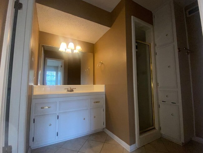 Building Photo - LARGE 4 BEDROOM BELTON ISD