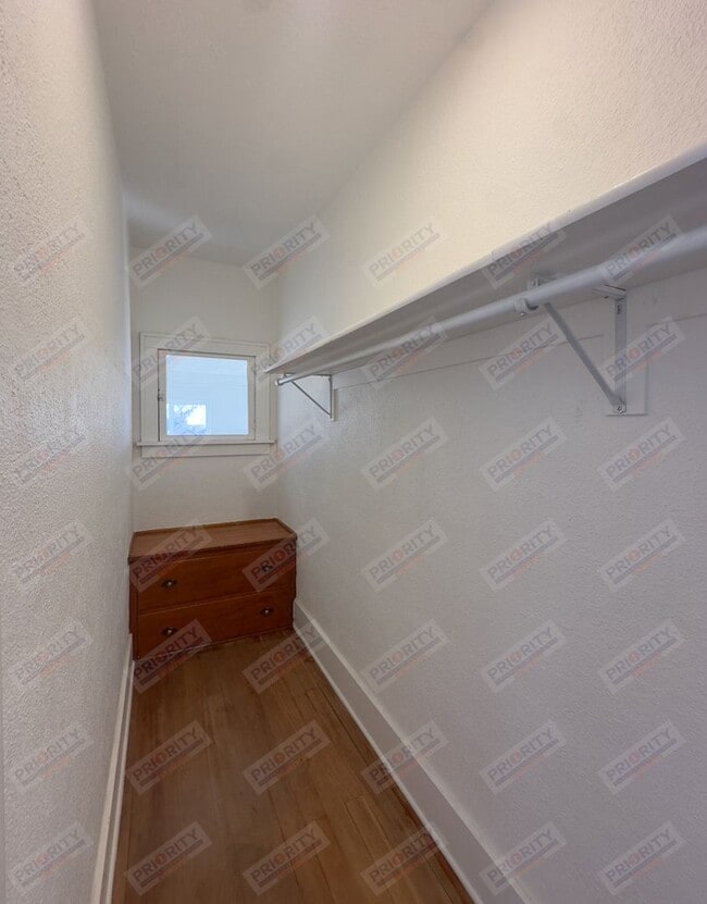 Building Photo - Adorable Single Family Home