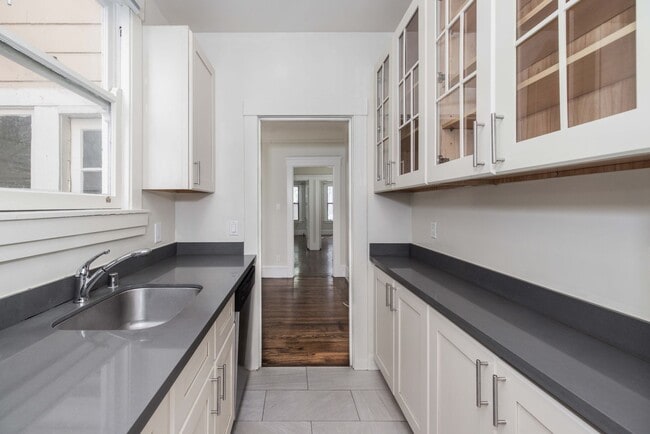 Building Photo - UPDATED PRICING! Parking! 2BR. Private Patio!  DISHWASHER! On-Site LAUNDRY! HARDWOOD!