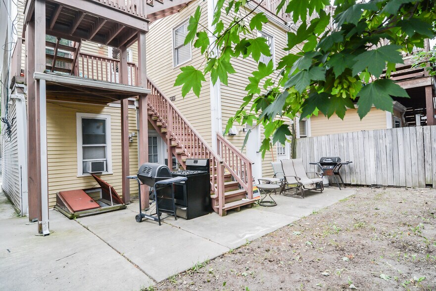 Building Photo - 546 E 8th St