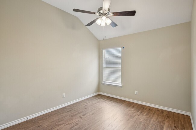 Building Photo - 3026 Sunset Park Dr