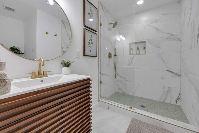 Building Photo - 1901 Cordova Bend