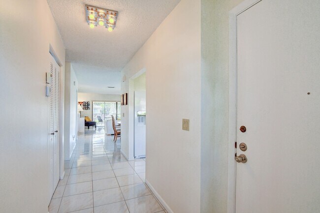 Building Photo - 7911 Eastlake Dr
