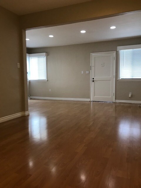 Building Photo - 367 Burchett St