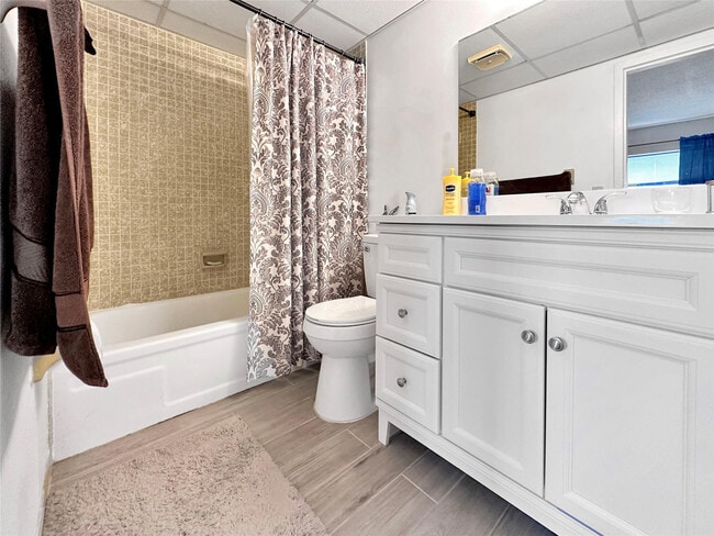 Building Photo - 1005 Country Club Dr