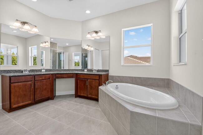 Building Photo - 15120 Wildwood Cir