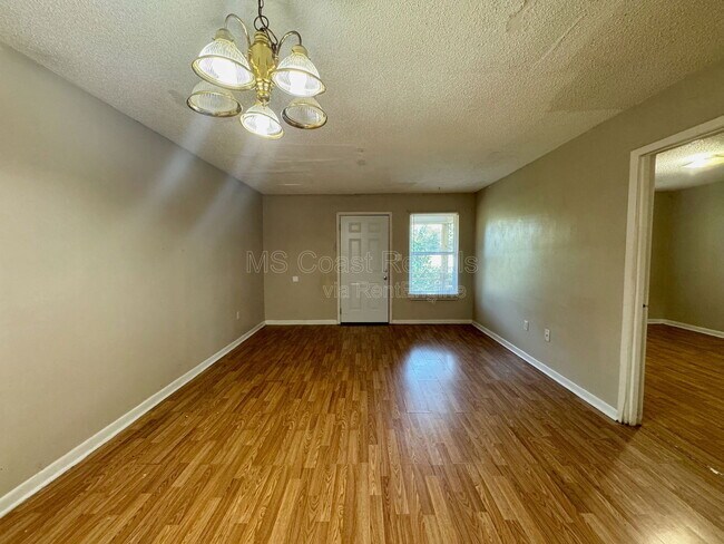 Building Photo - 190 Tegarden Rd