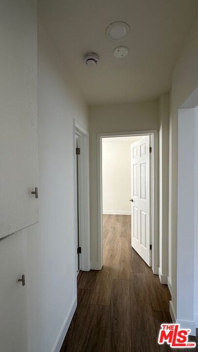 Building Photo - 517 S Kenmore Ave