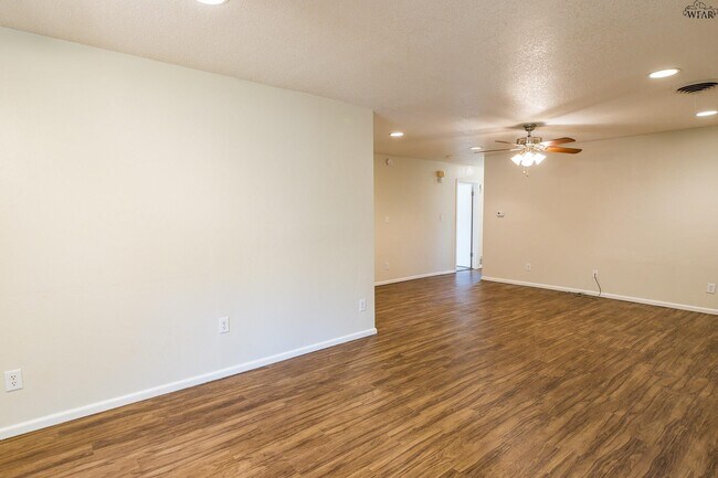 Building Photo - 9 Jo Ann Cir