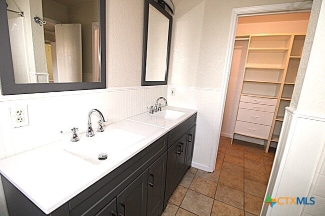Building Photo - 3303 Solomon Dr