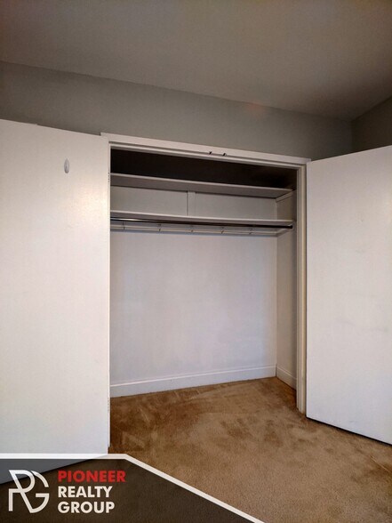 Building Photo - 429 W Wellington Ave