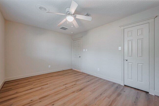 Building Photo - 2727 Raintree Dr
