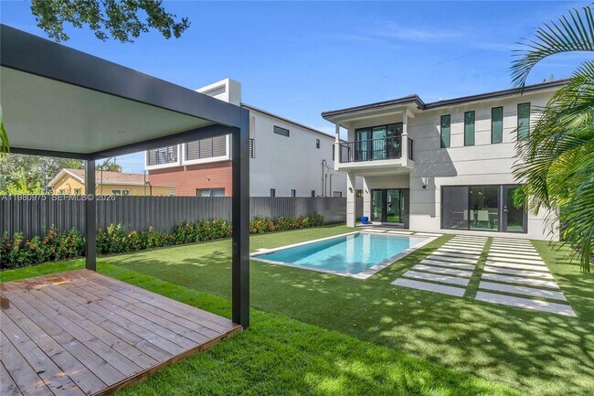 Building Photo - 2029 SW 62nd Ave