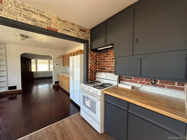 Building Photo - 496 Bloomingburg Rd