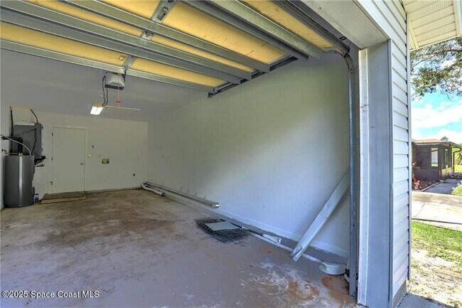 Building Photo - 950 Landsdowne Dr