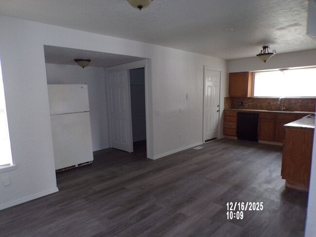 Building Photo - Great home located close to shopping and restaurants