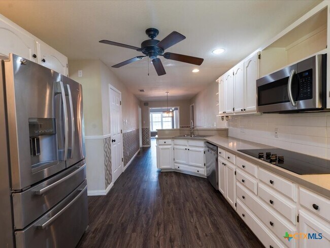 Building Photo - 300 Las Plumas Dr