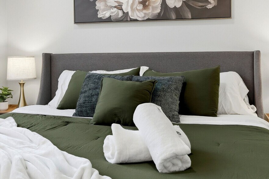 Building Photo - 6044 N Winthrop Ave