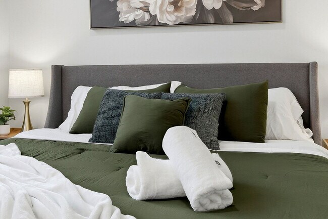 Building Photo - 6044 N Winthrop Ave