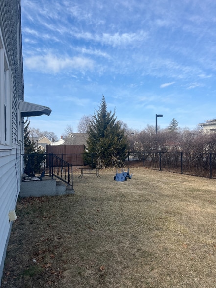 Building Photo - 7 W Silver St