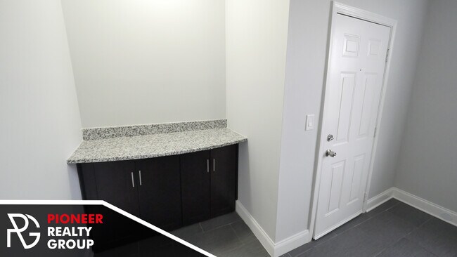 Building Photo - 3637 W Dickens Ave