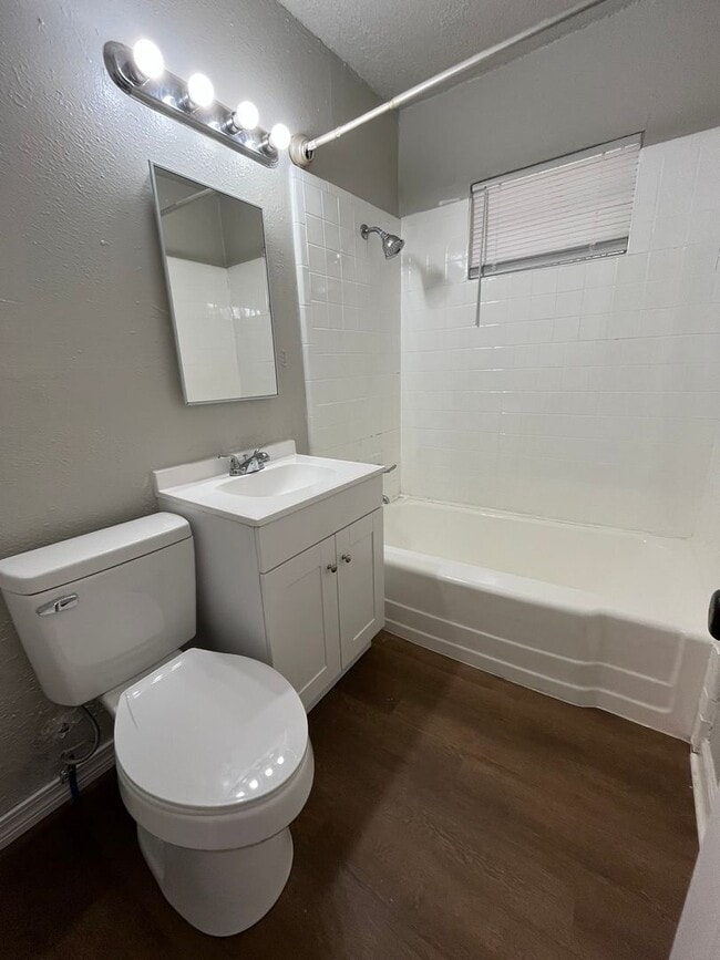 Building Photo - 2 Bed 1 Bath