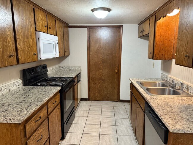 Building Photo - Three bedroom duplex with vinyl flooring. ...