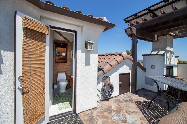 Building Photo - Prestigious Ocean View Retreat – Fully Rem...