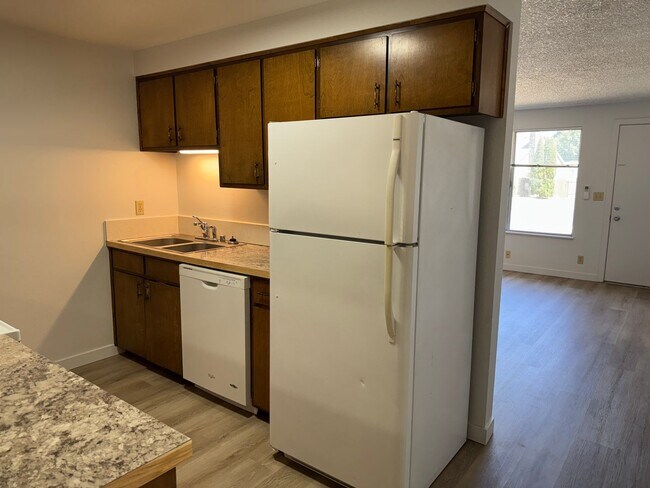 Building Photo - Large single level 2-bedroom/1 bath duplex in Springfield!