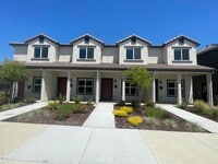 Building Photo - 2 bed, 2.5 bathroom Townhouse