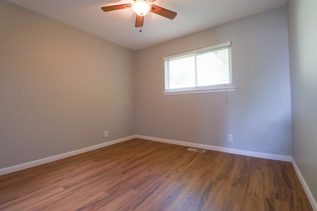 Building Photo - 4 Bedroom Home Available For Immediate Mov...