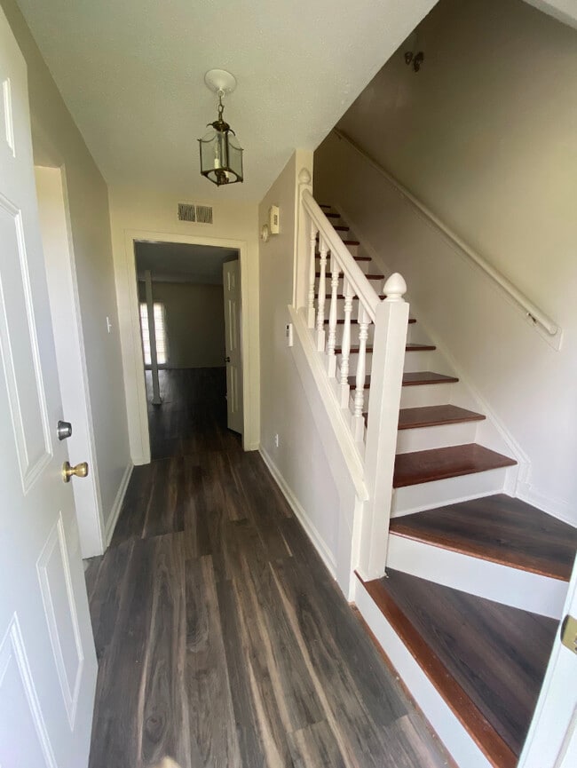 Building Photo - 5211 Kimbark Woods Dr