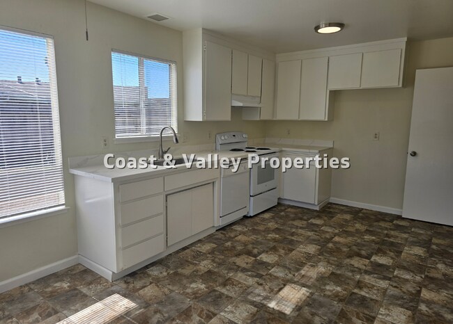 Building Photo - Salinas Home for RENT!!!