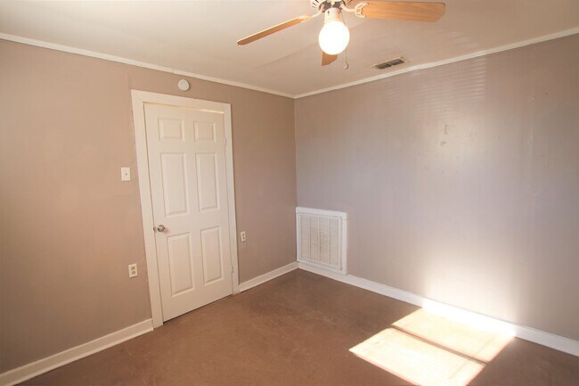 Building Photo - Available Now! 2 Bedroom, 1 Bath (Plus Bon...