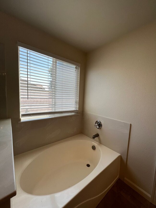 Building Photo - Spacious 4 bedroom 2.5 Bathroom Gold River...