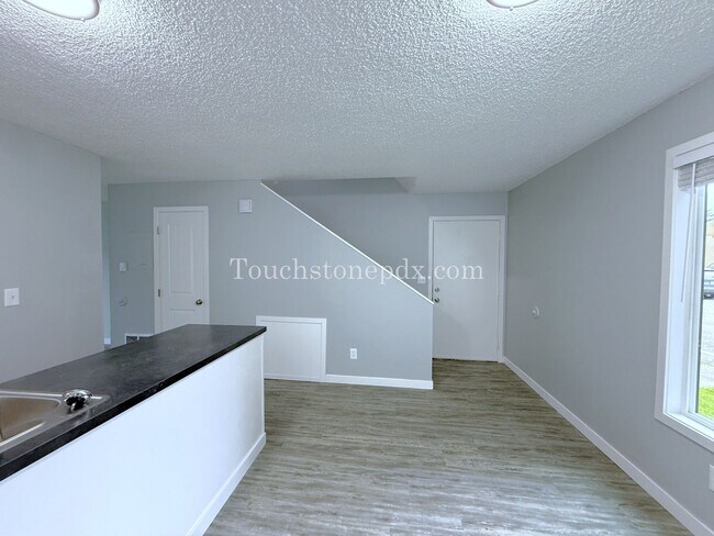 Building Photo - Newly Renovated 2-bedroom Apartment in Skylark Apartments