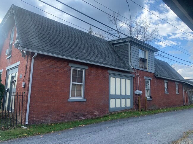 Building Photo - 613 Cherry Aly