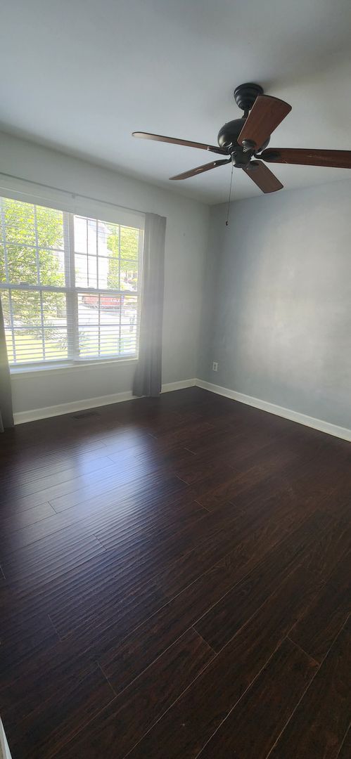 Building Photo - 4 Bedroom - Less than 2 miles from Swamp R...